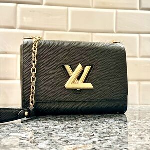Louis Vuitton twist MM gold hardware.
Mint condition